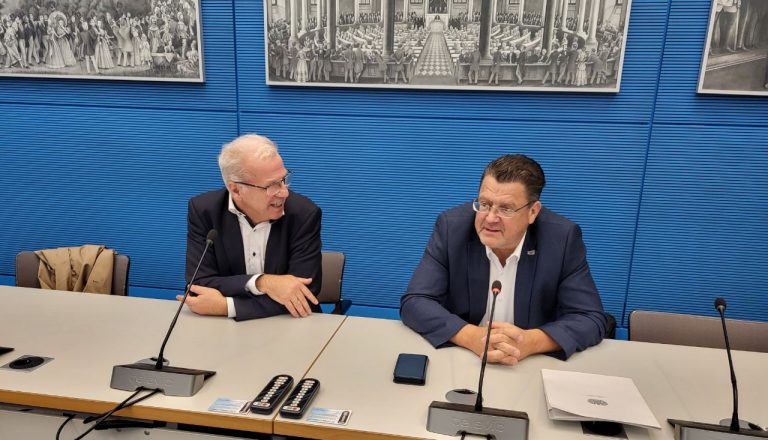 Stephan Brandner und Klaus Stöber im Franktionssitzungssaal beim Gespräch mit den Besuchern